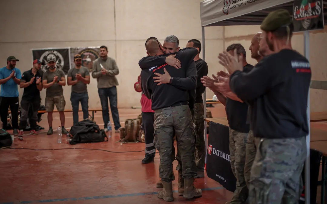 Abrazo entre Centauristas al final de la operación