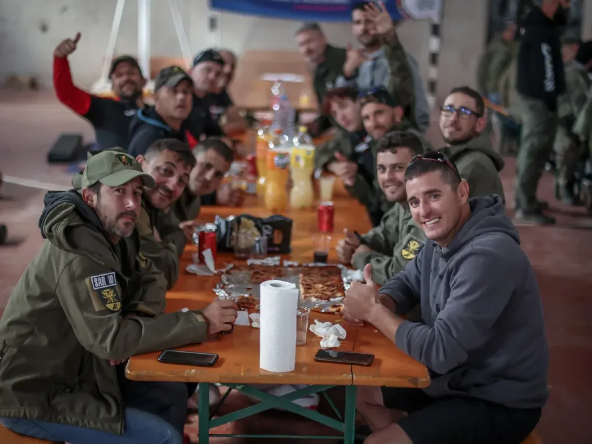 Jugadores compartiendo mesa entre misiones