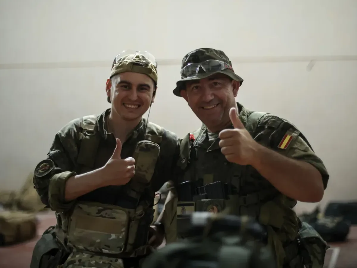 Dos Centauristas celebrando tras la operación
